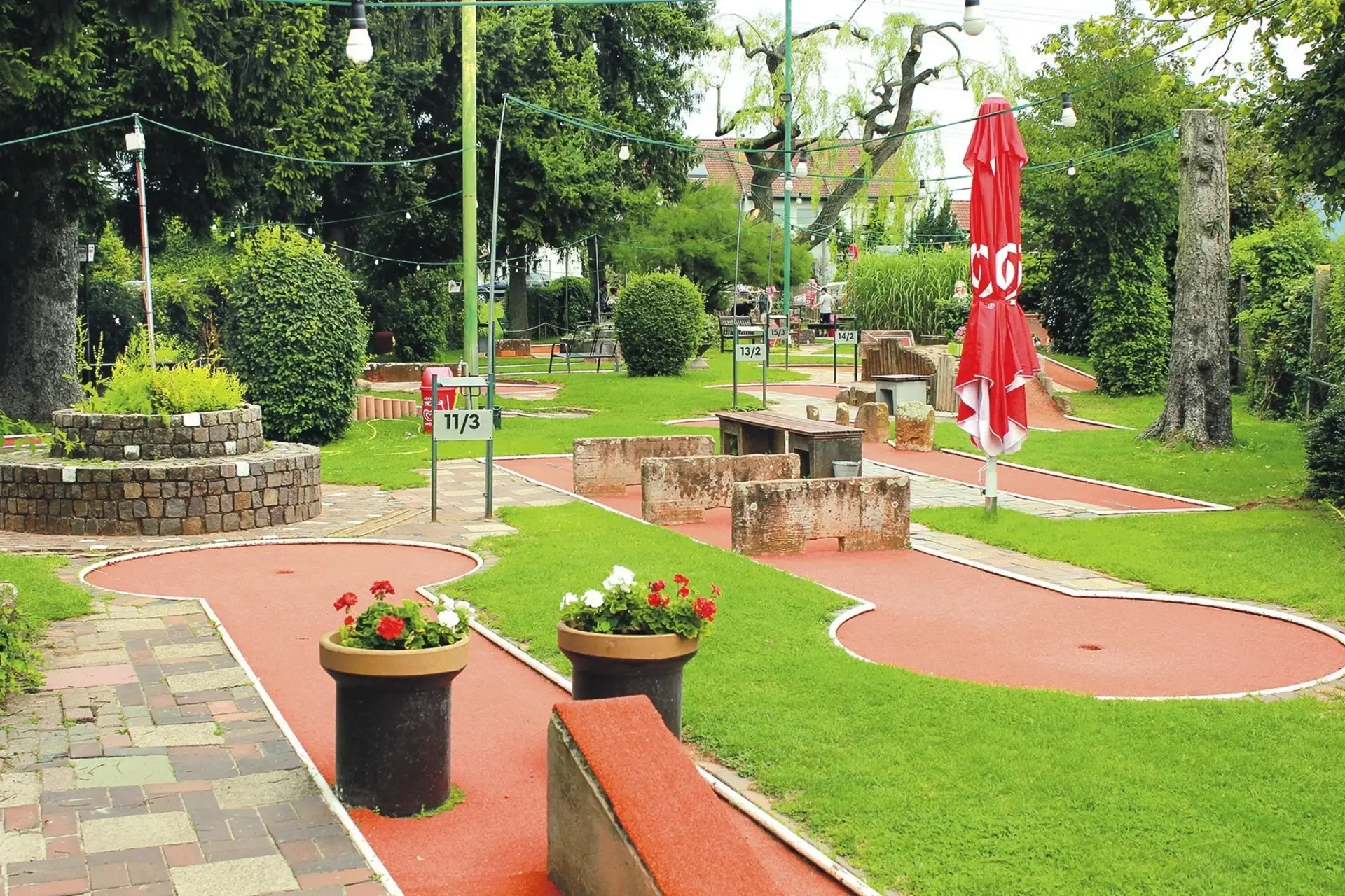 Minigolfanlage Gartengolf Eppelheim mit gepflegten Bahnen und idyllischer Gartenatmosphäre